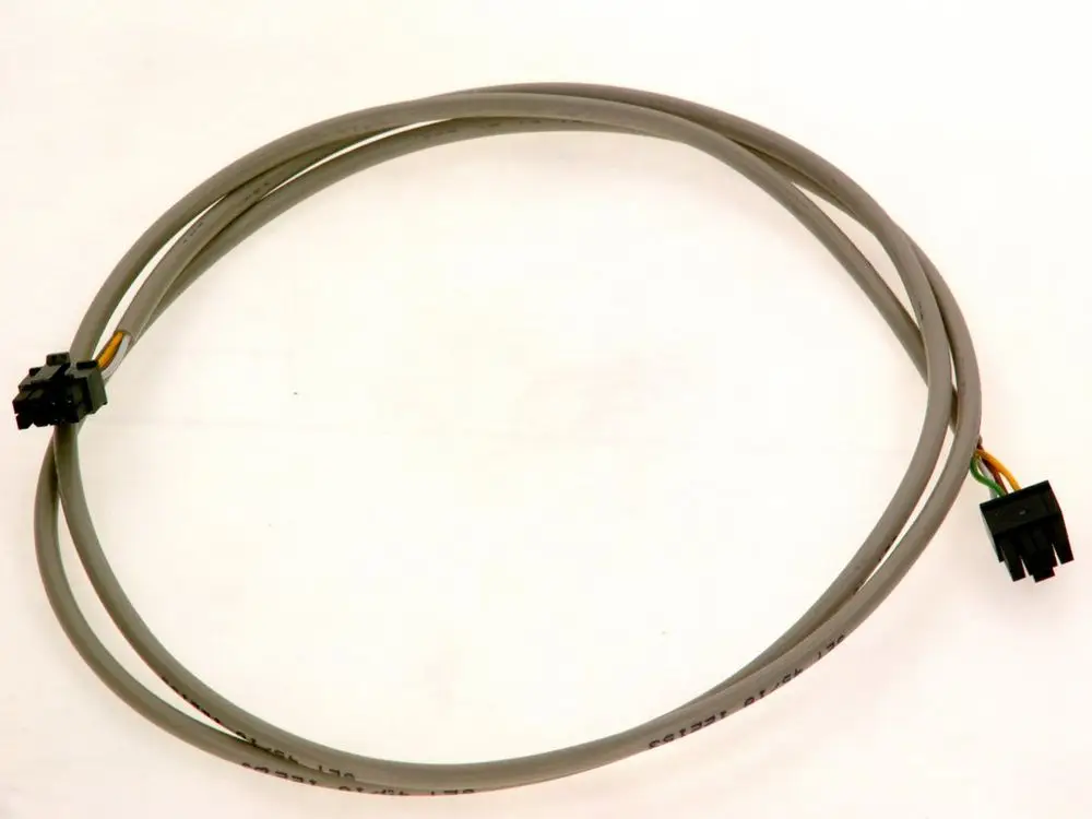 Graue Datenleitung mit zwei Steckverbindern, geeignet für Bosch Produkte. Die Kabel verlaufen parallel und sind beschriftet.